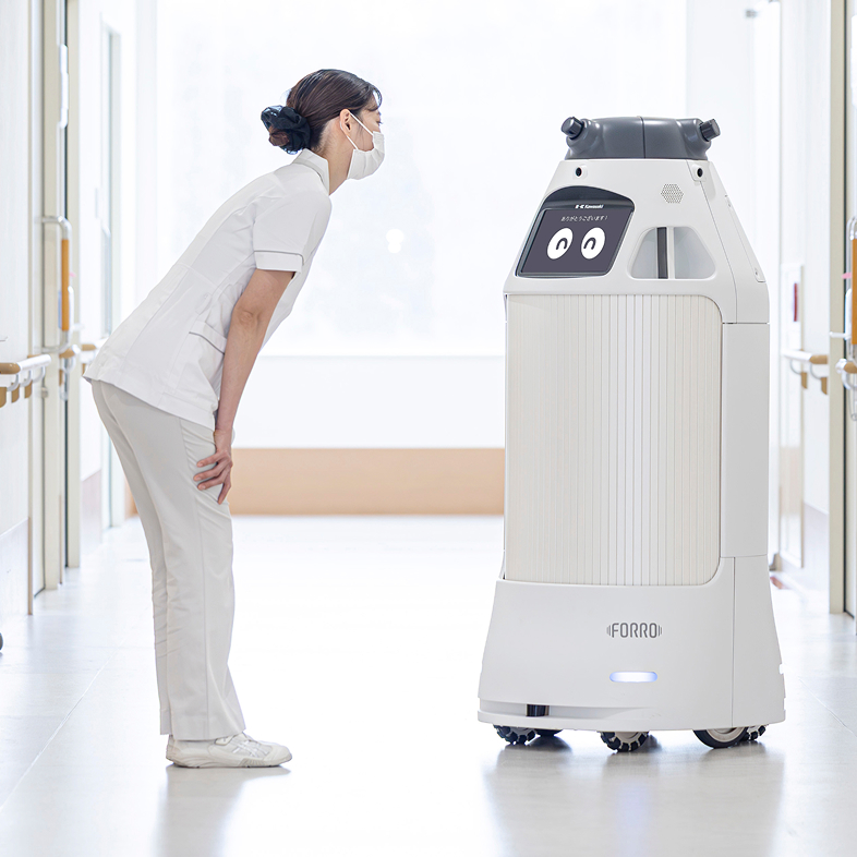 病院の廊下でFORROと医療スタッフが向き合う写真