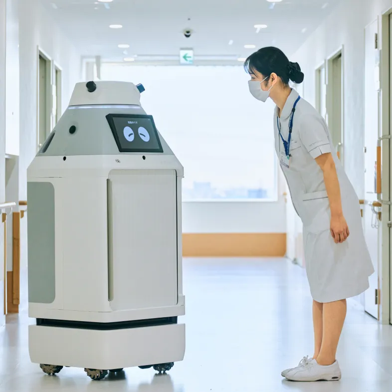 病院の廊下でFORROと医療スタッフが向き合う写真