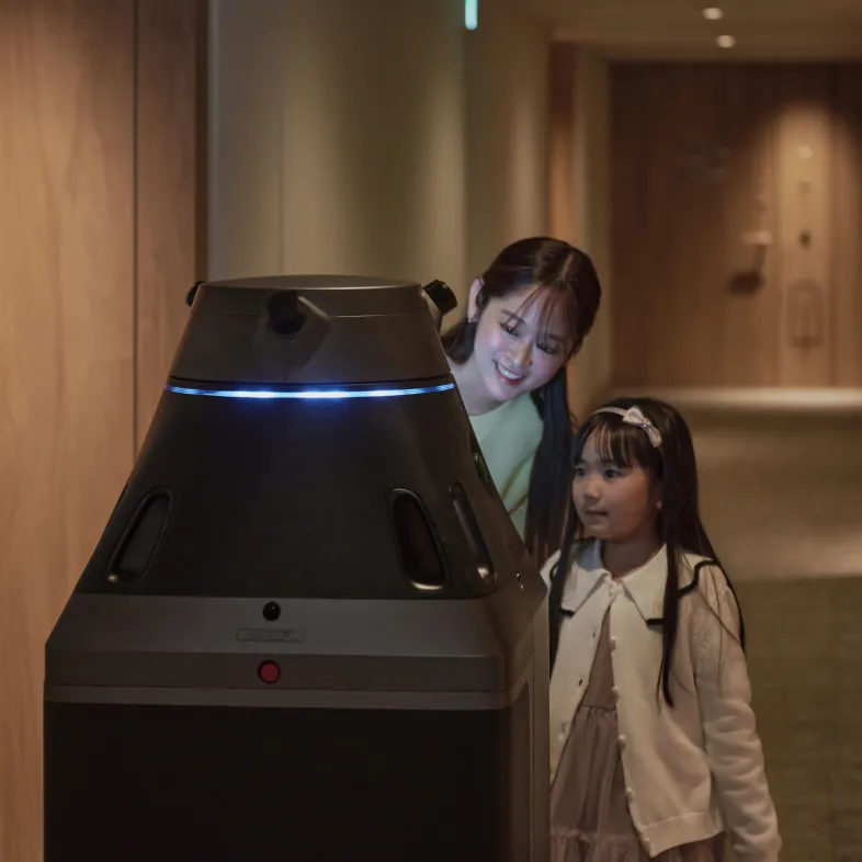 マンションの廊下で親子がFORROを待ち受ける写真